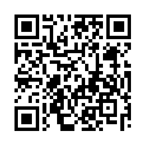 两个男人气势汹汹推开挡在面前的女兵们二维码生成