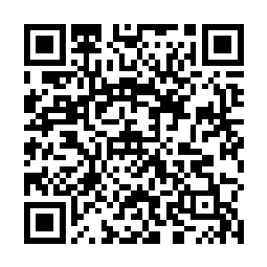 两个男人还是坐在别墅外一处小岛外伸崖礁的小平台上二维码生成