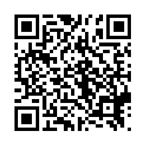 两个结伴而行的女生正与他们擦肩而过二维码生成