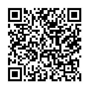 两个骑在摩托车上的男子犹如虾米一样在空中蜷缩着身子二维码生成