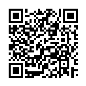 两人以极其滑稽的姿势跌在地板上二维码生成