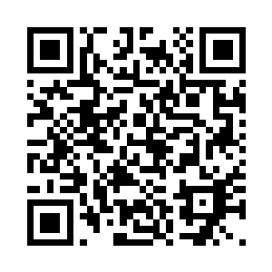 两人在众目睽睽之下紧紧相拥在一起二维码生成