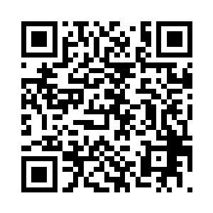 两人在偌大的练武场上打得乒呤乓啷二维码生成