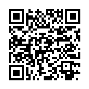 两人在角落里找了两个不起眼的位置二维码生成