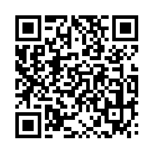 两人在说话的时候小黄鸡也着急的不得了二维码生成