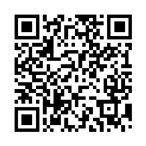 两人就像是被一条巨大的海域相隔了二维码生成