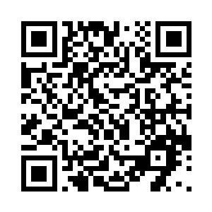 两人手牵着手一边不满一边说笑着什么二维码生成