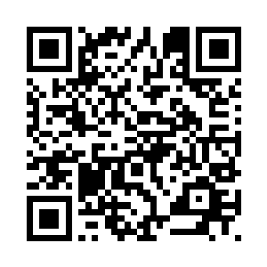 两人排成一排站在她家的大门口外二维码生成