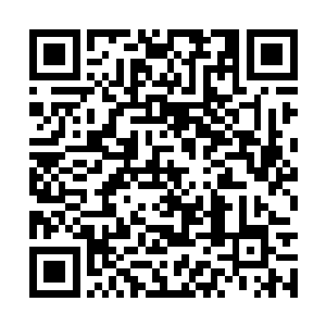 两人正你侬我侬地商量着五一三天放假去哪里玩呢二维码生成