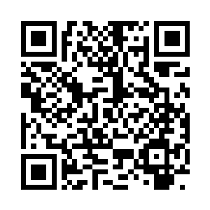 两人正走在离人民医院比较近的一条道上二维码生成