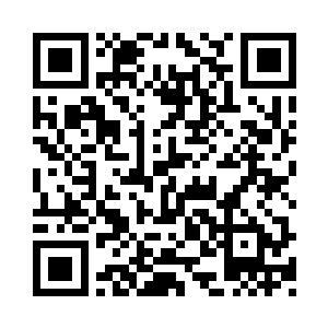 两人的手上就提着好几个精美的包装袋子了二维码生成