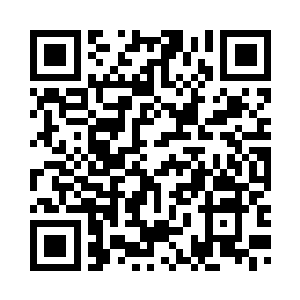 两人看着化妆镜在半空中翻滚不停二维码生成