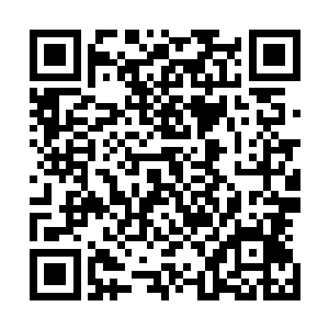 两人驾驶双门信董车在并不很平坦的古老石子路上走的时候二维码生成