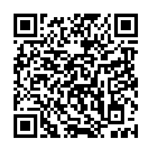 两件家具都是侧对着电梯门且被固定在地面上的状态二维码生成