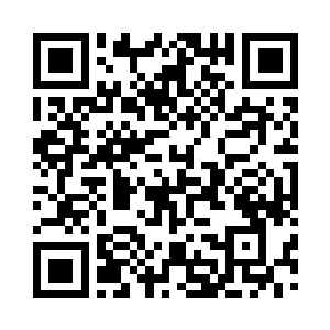两侧深深的鱼尾纹像刀刻斧凿一般凸出二维码生成