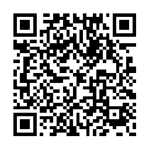两列穿着铠甲手持长矛的战士从光芒中冲了出来二维码生成