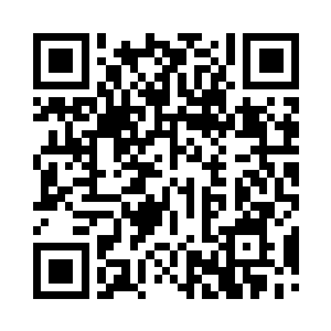 两只已经剥皮洗净的灰皮猪正在不断烧烤着二维码生成