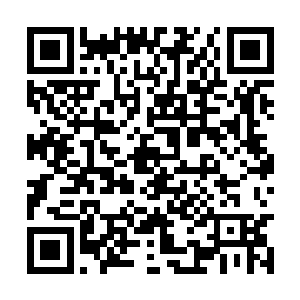 两名伙计装扮的年轻人悄无声息的从边上绕了过来二维码生成