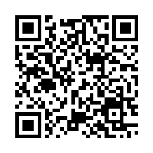 两名警察一辆车就在路边随意抽查二维码生成