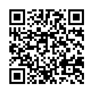 两外两只手分别持着一串佛珠和一柄宝剑二维码生成