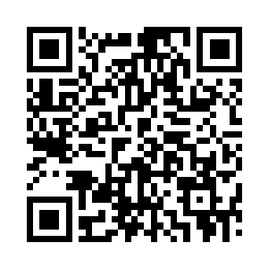 两对新人幸福相依着接受京城百姓们的祝福二维码生成