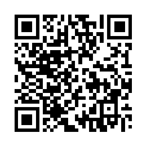 两手提着几个购物袋的乔木站在门口二维码生成