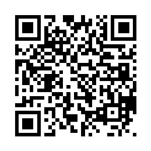 两片美丽的唇与两片肥肥的唇逐渐靠近二维码生成