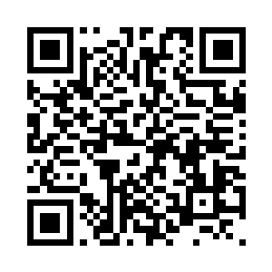 两行小字清晰的雕刻在石头墓碑之上二维码生成