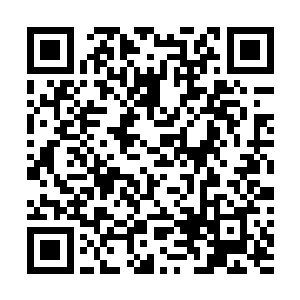 两辆酋长坦克其中一辆从高扬他们藏身的沙丘旁冲了过来二维码生成