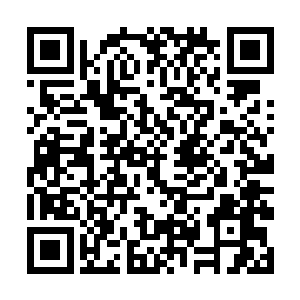 两颗漂浮的白色金属球此时已经有一颗变成了暗红色二维码生成