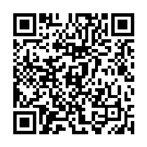 严青菊抱着儿子坐在廊下的阴凉处晒着暖春的太阳二维码生成