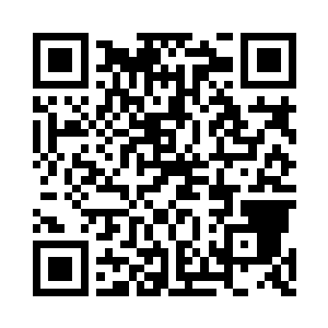 严默抱着不肯自己走路的九风走到叉路口停下二维码生成