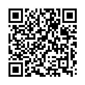 个人在面对这样巨大的钢铁武器面前二维码生成