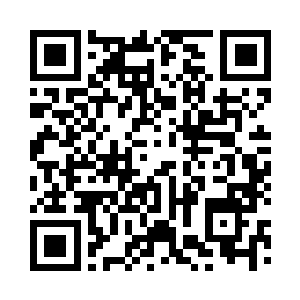 中年人回身把仪表台的塑料壳扔到后面二维码生成