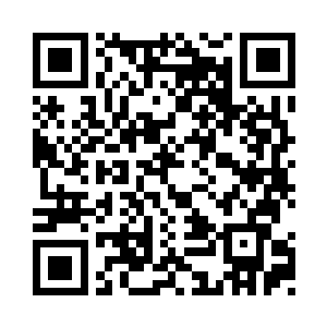 中年似乎注意到了一直站在上官燕身边的林辰二维码生成