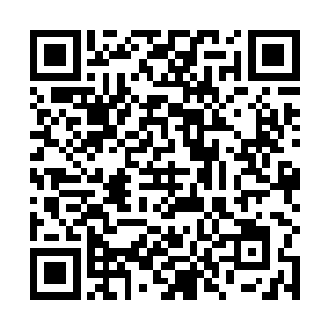 中年妇女脸上露出了笑容但并没有青年那么浓厚的喜悦二维码生成