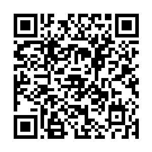 中年汉子指了指身后畏缩在人群中的一个黑瘦矮个男子二维码生成