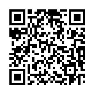 中年男人仔细的看着这个貌不惊人的胖子二维码生成