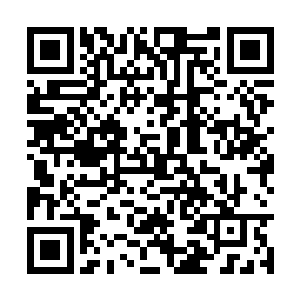 中年男子身边的一位年轻女子也是满脸的不知所措二维码生成