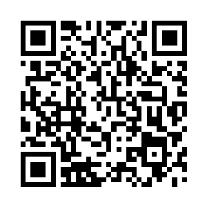 中年风衣男很嚣张的掏出了一包香烟二维码生成