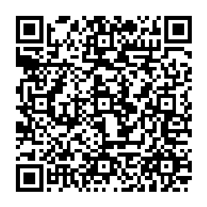 中长款黑色风衣加里面的休闲西装跟衬衫让巴克看起来完全不像是隐蔽战线灰扑扑的特工二维码生成
