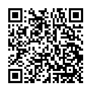 中间一人肩膀上扛着一个单兵便携式火箭助推榴弹发射器二维码生成