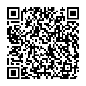 串珠垂挂的庆云护着三人照着夏云杰方向继续穿过混沌无序的空间二维码生成