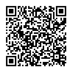 临时借调到厂办的李静和陈小珺一起给所有副厂级以上领导发出通知二维码生成