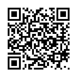 临窗的位置坐着一个道骨仙风的老人二维码生成