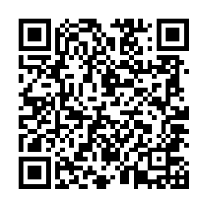 为首的一个却忽然开口对着那双目微闭的黝黑男子说道二维码生成