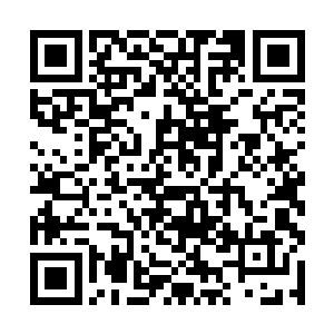 之所以说龙袍是因为衣裤和靴子上有微型的金龙游动二维码生成