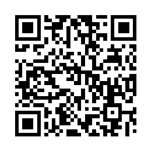 乌眼将一个精致的证件别在自己胸前二维码生成