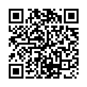 乐姐儿和晨哥儿拿着他们画好的图画二维码生成