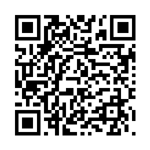 乔荞为了配合他也是一样穿了一身黑色的西装二维码生成